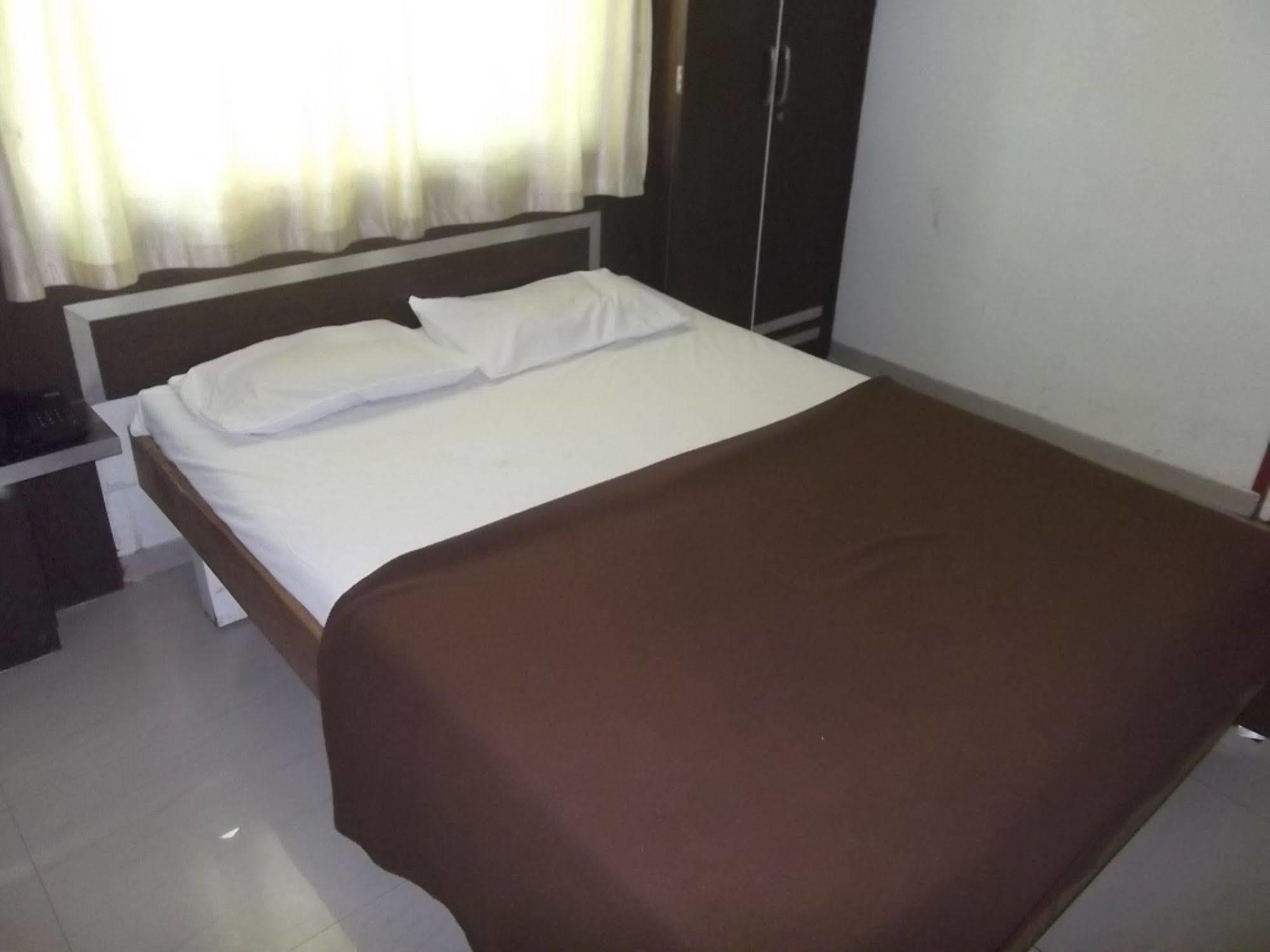 Hotel Rajyog Ranjangaon Ganpati Kültér fotó