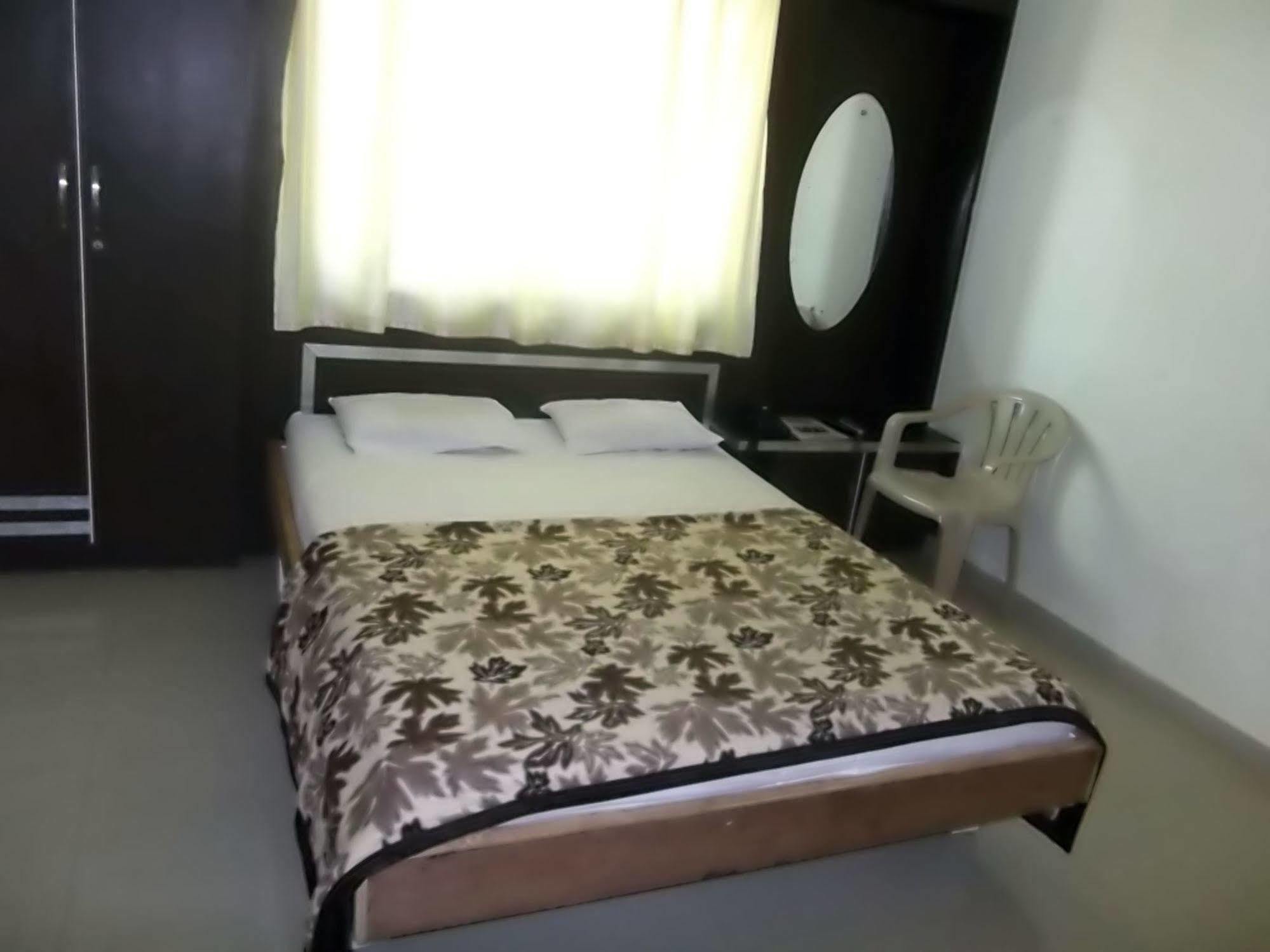 Hotel Rajyog Ranjangaon Ganpati Kültér fotó